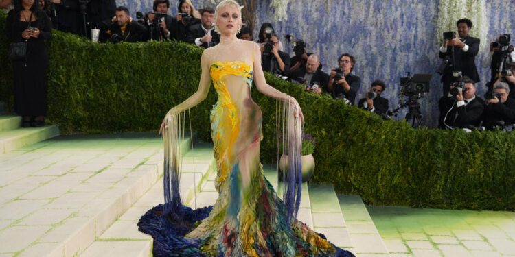 La Met Gala arranca con actuación musical, alfombra blanca y desfile de celebridades