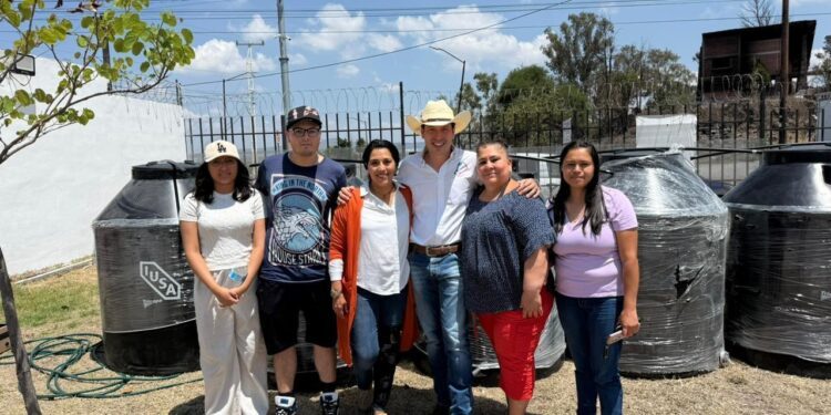 Entrega Monsalvo 200 tinacos para fortalecer el almacenamiento de agua