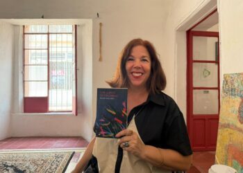 Cocodrilos, narcoestado y lo femenino: el debut de Melanie Pérez Ortíz en Querétaro