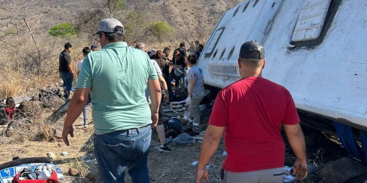 Accidente de autobús en Nayarit deja al menos 7 muertos
