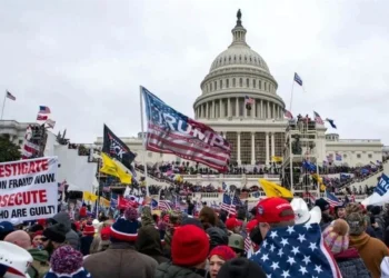 Exigen asaltantes del Capitolio dinero del fondo de Trump