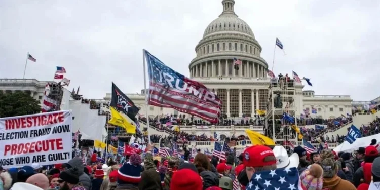 Exigen asaltantes del Capitolio dinero del fondo de Trump