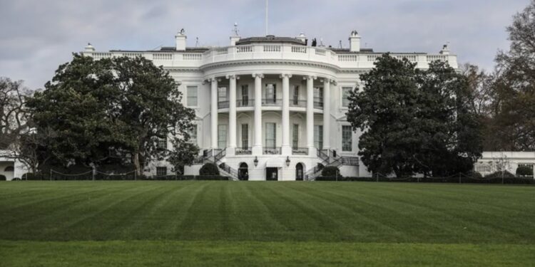 Tiroteo cerca de la Casa Blanca deja dos heridos, incluido un menor de edad