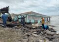 Restaurante colapsa por fuertes olas en Playa Bagdad de Matamoros, Tamaulipas
