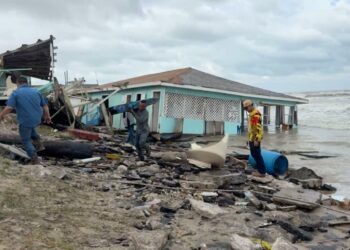 Restaurante colapsa por fuertes olas en Playa Bagdad de Matamoros, Tamaulipas