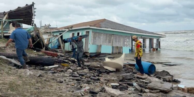 Restaurante colapsa por fuertes olas en Playa Bagdad de Matamoros, Tamaulipas