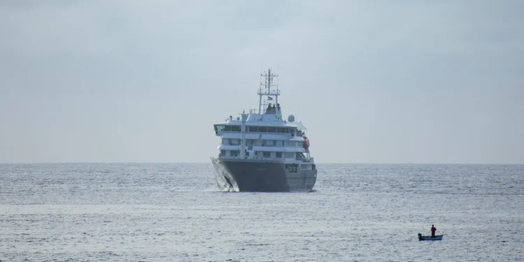 El crucero con hantavirus busca puerto y la OMS apunta a España