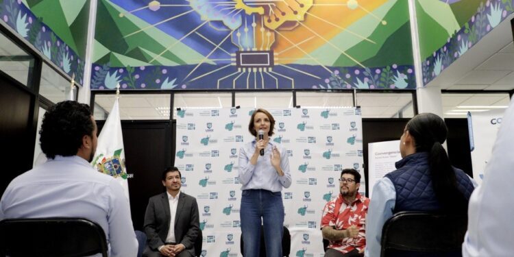 Inaugura López Birlain el mural Convergencia en la UTC