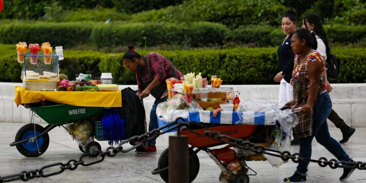 Tasa de informalidad laboral aumentó a 54.8%