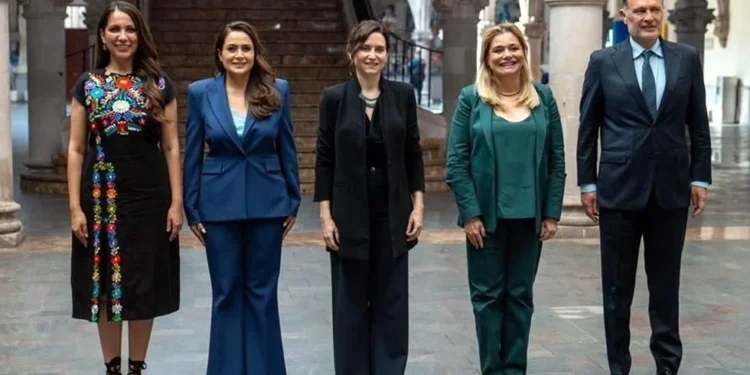 Cancela Díaz Ayuso gira en México; acusa boicot de Sheinbaum