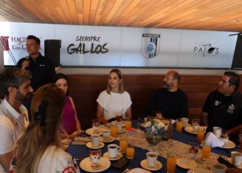 Conviven NNA de los Centros de Asistencia Social con Gallos Blancos