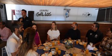 Conviven NNA de los Centros de Asistencia Social con Gallos Blancos