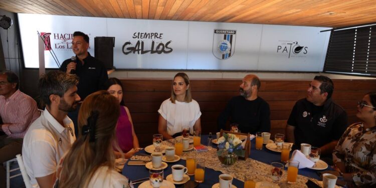 Conviven NNA de los Centros de Asistencia Social con Gallos Blancos