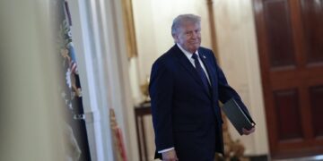 Trump: EE.UU. e Irán negocian últimos detalles de pacto para reabrir estrecho de Ormuz