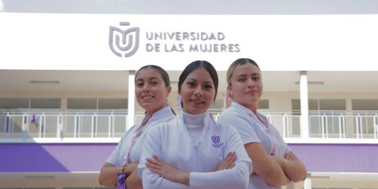 Enfermería, de las carreras más demandadas en la Universidad de las Mujeres