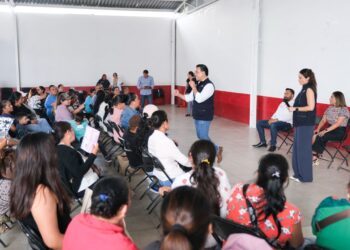 Fortalece Luis Nava cercanía con familias beneficiarias de El Marqués
