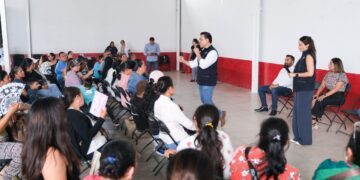 Fortalece Luis Nava cercanía con familias beneficiarias de El Marqués
