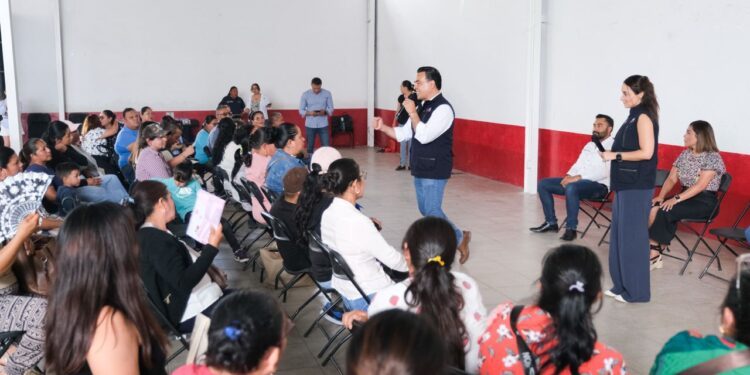 Fortalece Luis Nava cercanía con familias beneficiarias de El Marqués