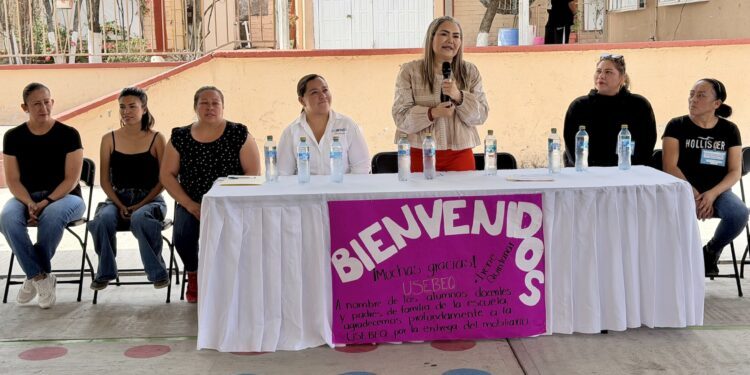 Entrega USEBEQ mobiliario escolar en seis escuelas de la zona metropolitana