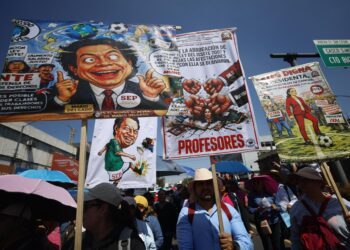 Miles de maestros marchan para exigir mejoras salariales en el Día del Maestro
