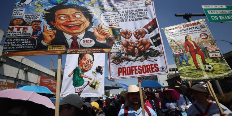 Miles de maestros marchan para exigir mejoras salariales en el Día del Maestro