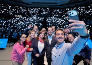 Reconoce Felifer Macías el talento y liderazgo de jóvenes de la UAQ