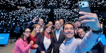 Reconoce Felifer Macías el talento y liderazgo de jóvenes de la UAQ