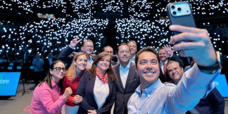 Reconoce Felifer Macías el talento y liderazgo de jóvenes de la UAQ