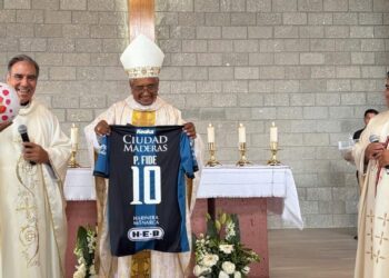 Obispo de Querétaro llama a Gallos Blancos a llevar alegría dentro y fuera de la cancha