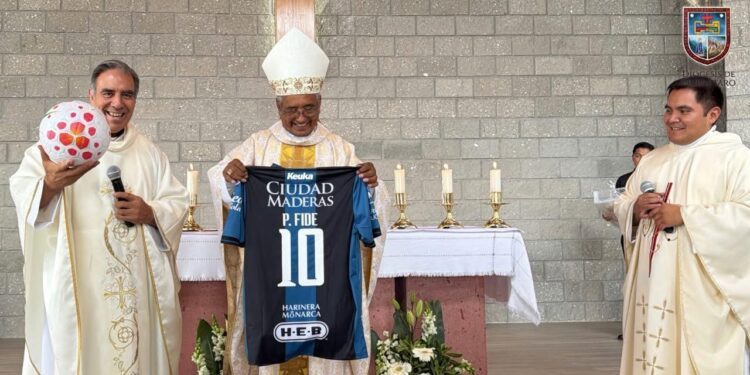 Obispo de Querétaro llama a Gallos Blancos a llevar alegría dentro y fuera de la cancha