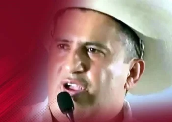Comparece Leonel Godoy por caso Manzo ante FGE-Michoacán
