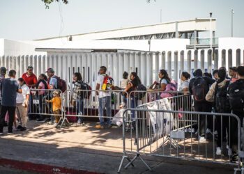 EE.UU. exigirá a migrantes temporales salir del país para solicitar la ‘green card’