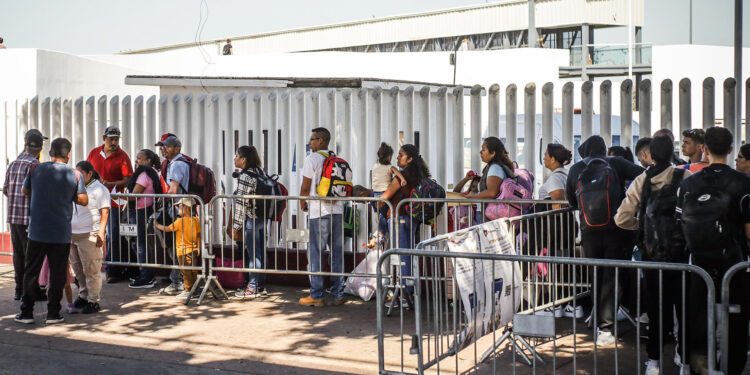 EE.UU. exigirá a migrantes temporales salir del país para solicitar la ‘green card’