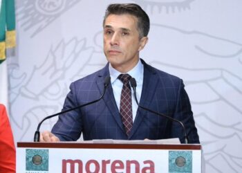 Ordenan dar de baja a Mayer en Morena; acusan daño a imagen