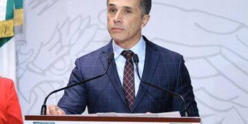 Ordenan dar de baja a Mayer en Morena; acusan daño a imagen