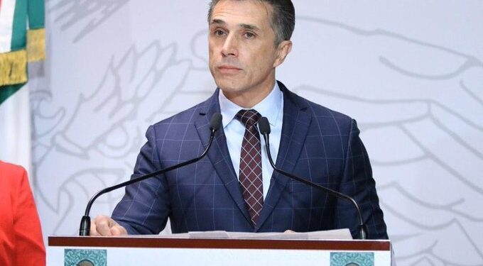 Ordenan dar de baja a Mayer en Morena; acusan daño a imagen