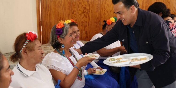 Luis Nava fortalece atención a adultos mayores de Huimilpan