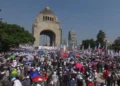 Arriban simpatizantes de CSP al Monumento a la Revolución