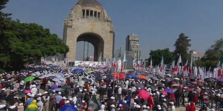 Arriban simpatizantes de CSP al Monumento a la Revolución