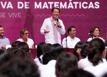 Consulta Delgado a alumnos a mano alzada sobre vacaciones
