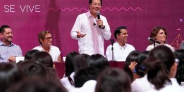 Consulta Delgado a alumnos a mano alzada sobre vacaciones