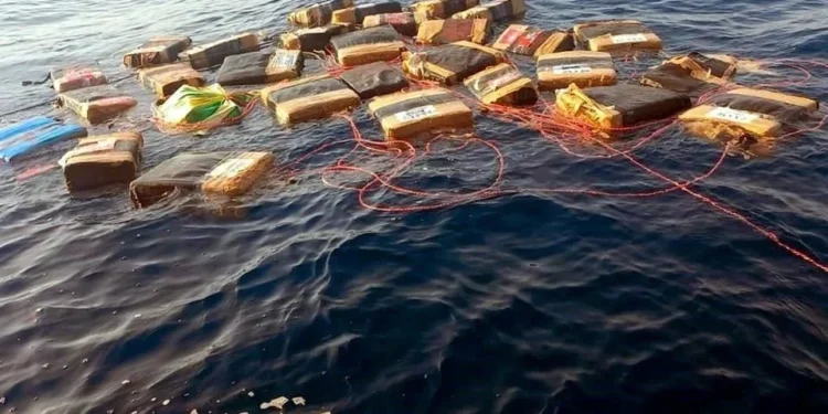 Asegura Marina 2.1 toneladas de cocaína en el mar
