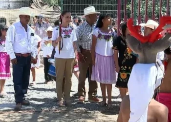 Critica Sheinbaum visita de Ayuso; defiende raíces indígenas