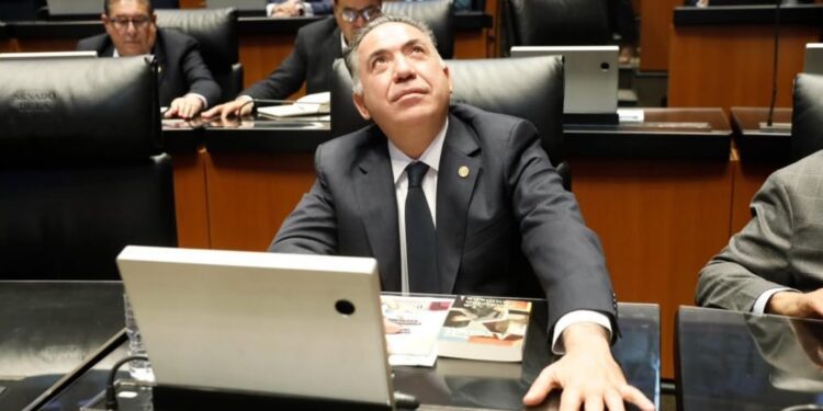 Enrique Inzunza rechaza pedir licencia como senador tras acusaciones de EE.UU.