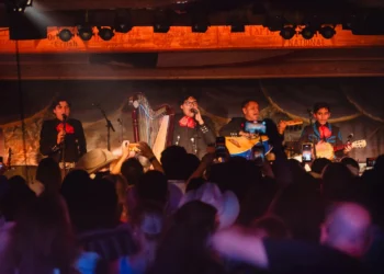 ICE los arrestó. Kacey Musgraves puso a estos mariachis en el escenario