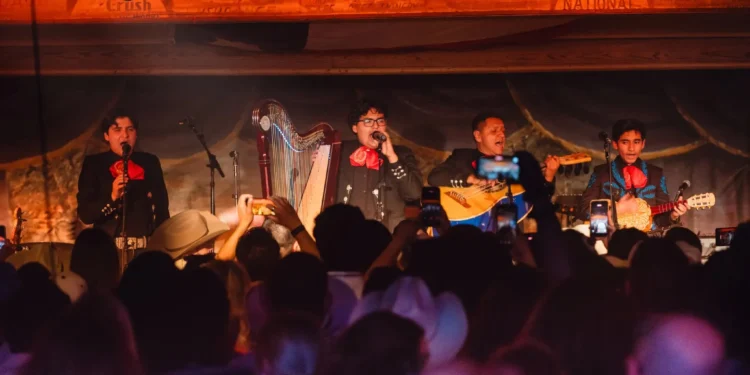 ICE los arrestó. Kacey Musgraves puso a estos mariachis en el escenario