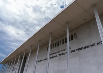 Ordena juez quitarle el nombre de Trump al Kennedy Center