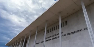Ordena juez quitarle el nombre de Trump al Kennedy Center
