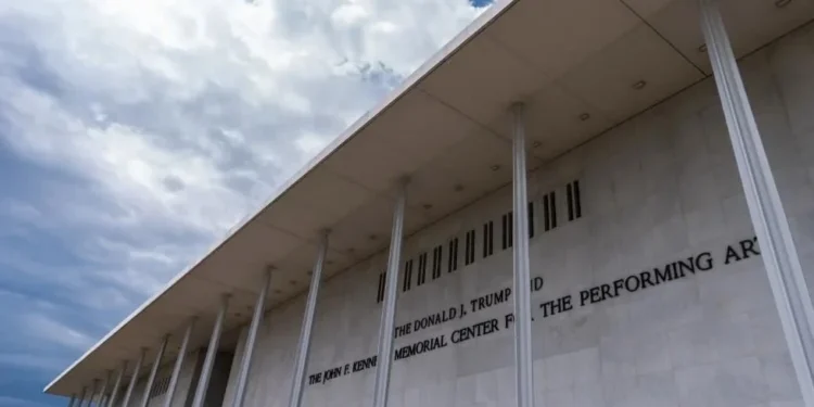Ordena juez quitarle el nombre de Trump al Kennedy Center