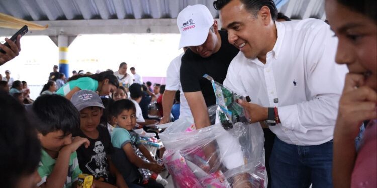 Celebra Luis Nava Día del Niño en La Barreta